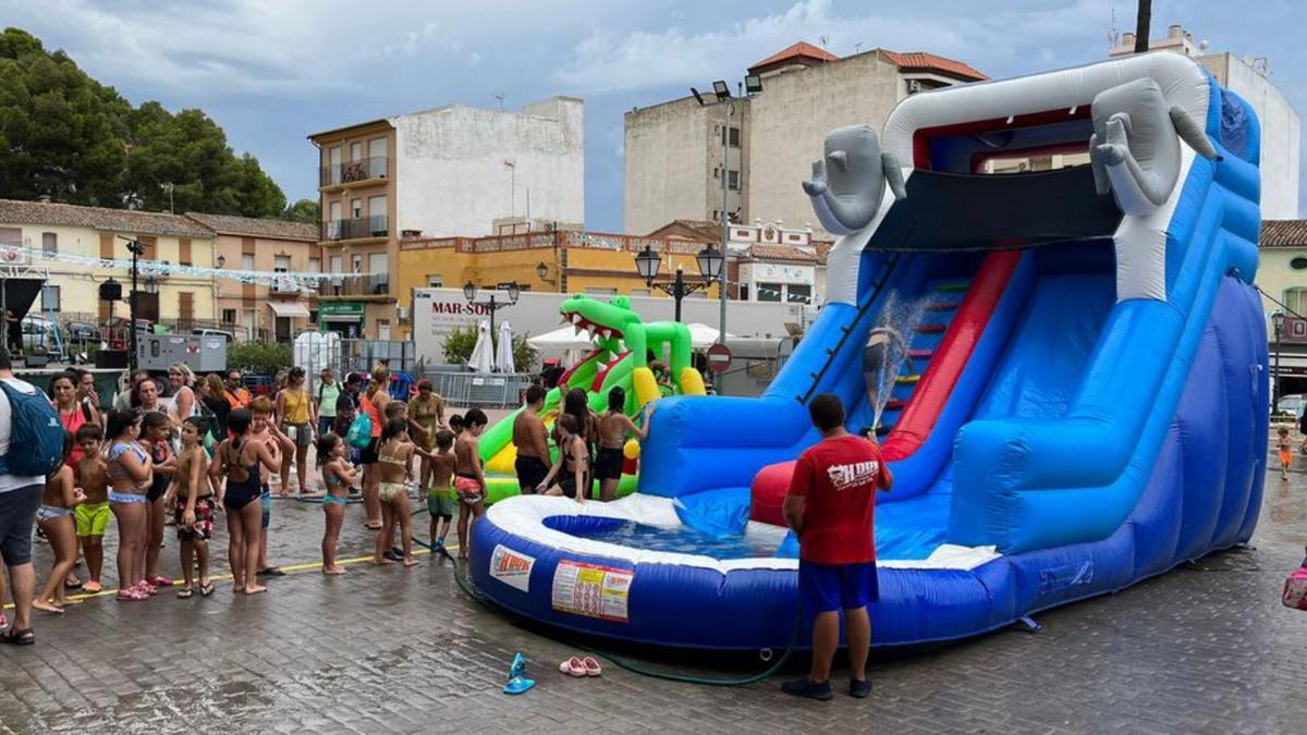 Los niños y niñas hacen cola para disfrutar del agua. | AYUNTAMIENTO GILET