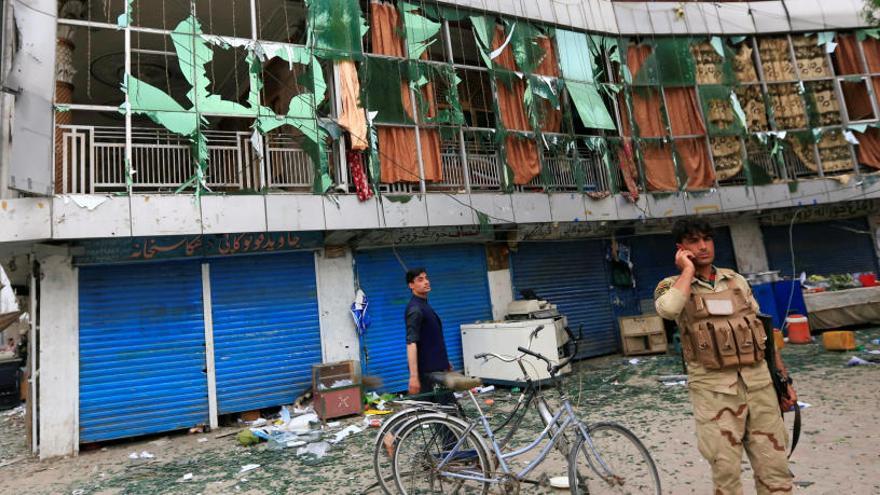 Un agente en una de las zonas atacadas de Jalalabad.