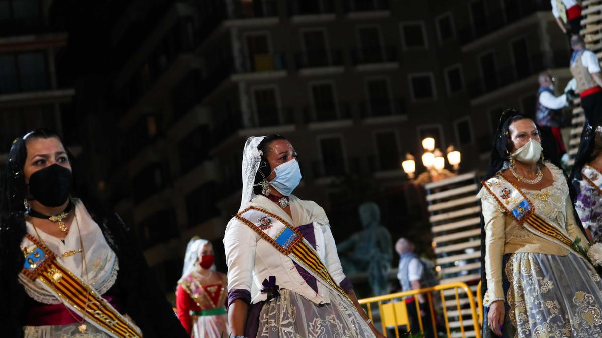 Búscate en el primer día de la ofrenda por la Calle Caballeros de las 21:00 a las 22:00