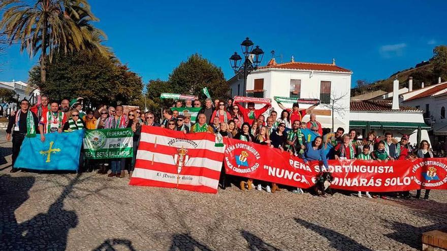 Posado de los socios durante el hermanamiento organizado por la peña sportinguista Nunca caminarás solo y la bética Aracena.