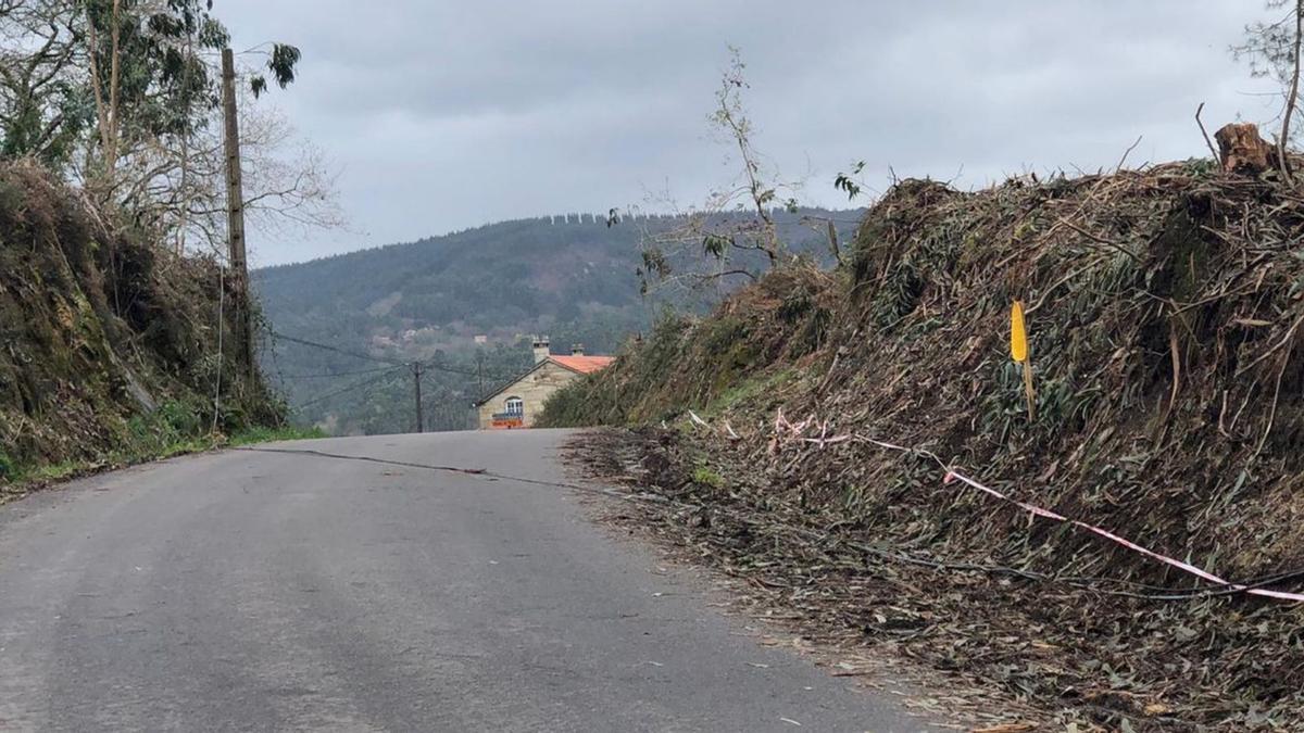Aparecen cables caídos sobre el asfalto en los lugares de Filgueiroa y Constenla