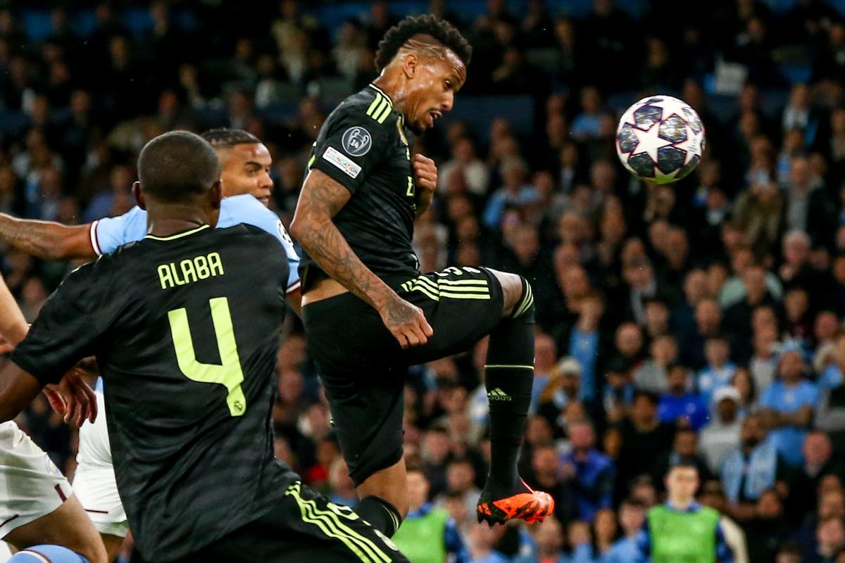 Manchester (United Kingdom), 17/05/2023.- Eder Militao of Real Madrid (C) scores an own goal to make the score 3-0 during the UEFA Champions League semi-finals, 2nd leg soccer match between Manchester City and Real Madrid in Manchester, Britain, 17 May 2023. (Liga de Campeones, Reino Unido) EFE/EPA/ADAM VAUGHAN