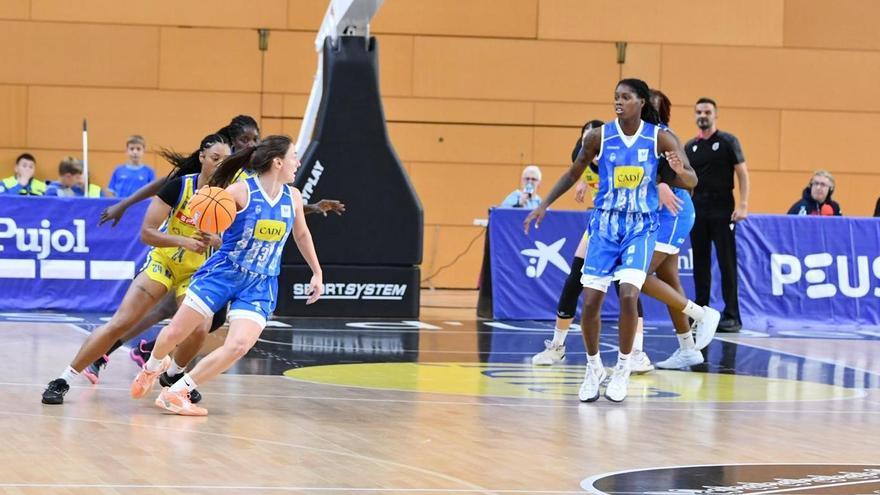 Hollingshed observa des de la zona mentre Regina Aguilar bota