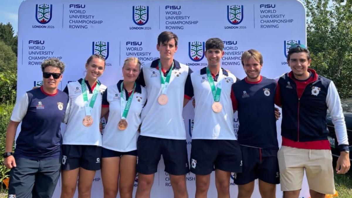 El gandiense Lucas Catalá, el más alto en el centro de la imagen, en el podio mundial de remo universitario