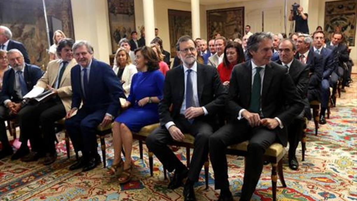 El presidente del Gobierno, Mariano Rajoy (segundo por la derecha), y varios miembros del Gobierno, ayer, durante la presentación del plan extraordinario de carreteras.