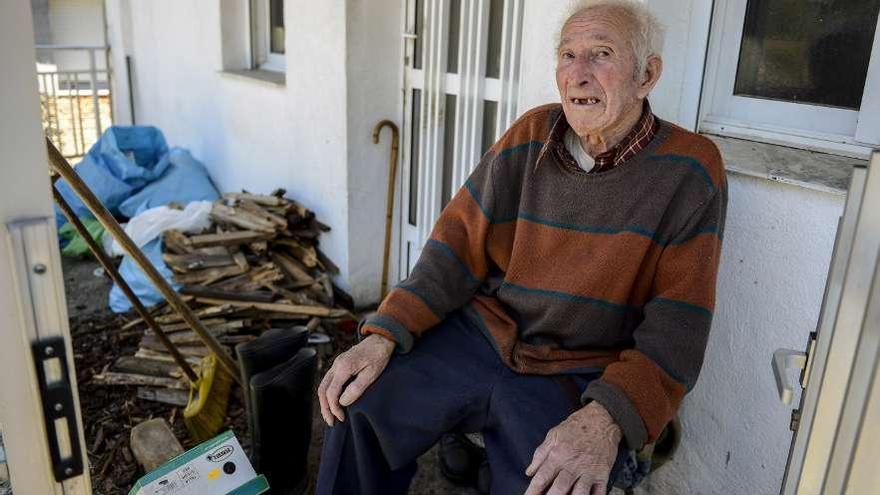 Manuel Concheiro, de 81 años, a la puerta de su vivienda en Cartelle.