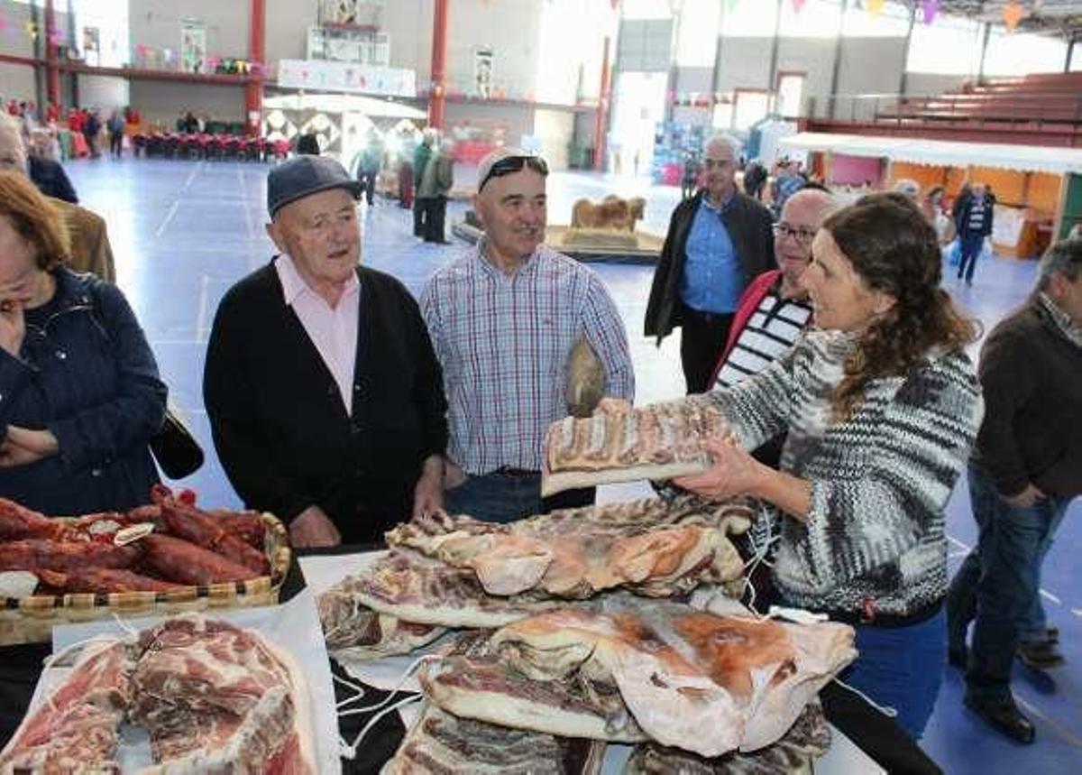Luz Rossel parte un trozo de tocino