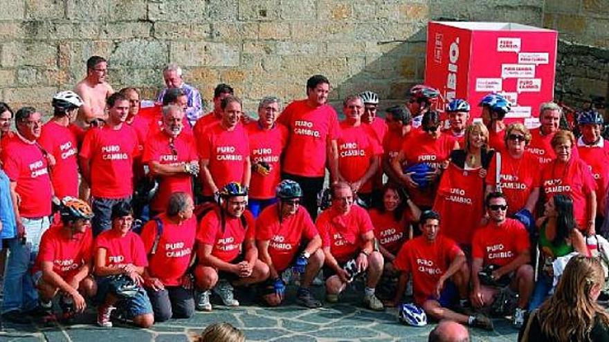 Óscar López junto al alcalde de Puebla, José Fernández, posa en la foto de familia antes de iniciar el recorrido hasta Riomanzanas.