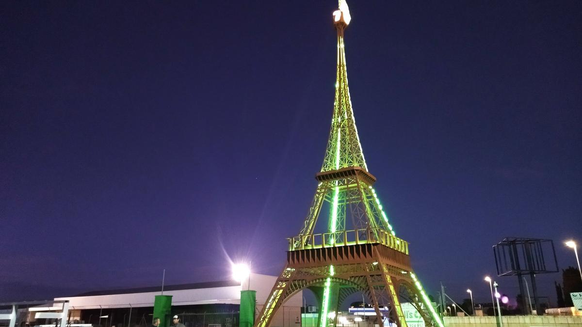 La torre Eiffel de Dénia, de 15 metros de alto y construida con hierro reciclado, deslumbra en la noche de Dénia