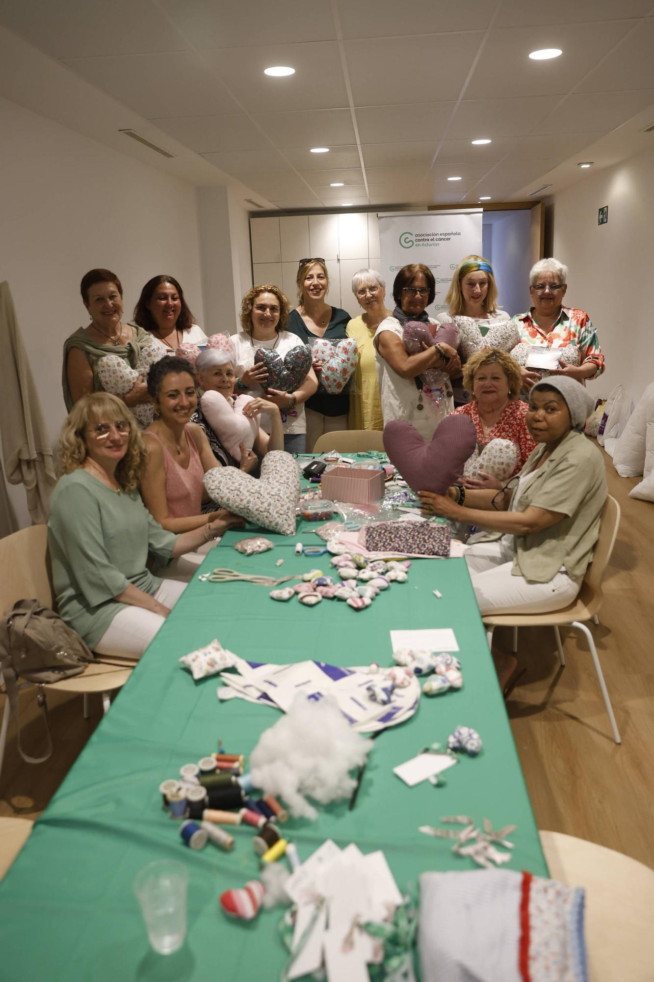 Corazones llenos de compañerismo en Gijón para mujeres operadas de cáncer de mama (en imágenes)