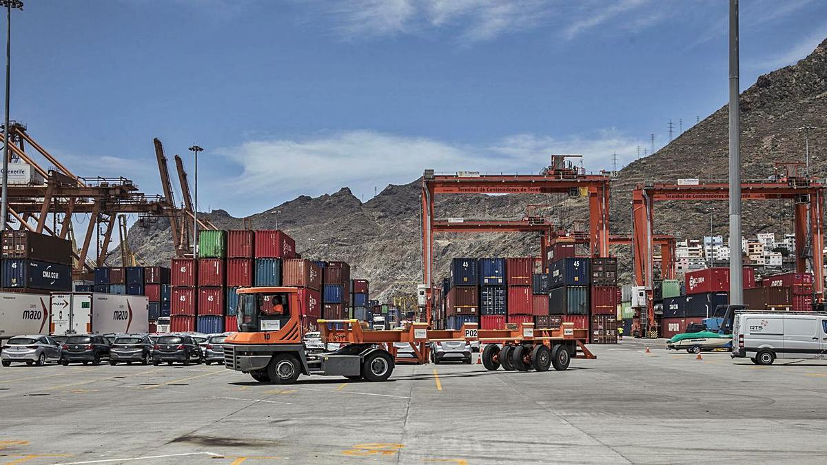 Contenedores de mercancías en el puerto de Santa Cruz de Tenerife.