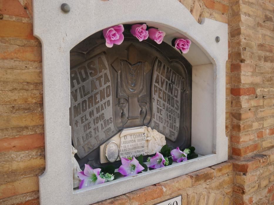 Homenaje a los enterrados más antguos en el cementerio de Valencia