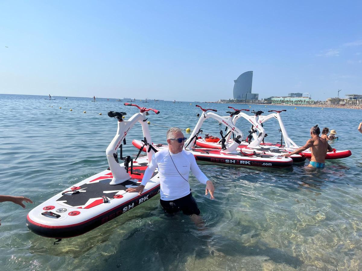 Bikesurf, las nuevas bicis acuáticas  surfean en la playa de la Barceloneta