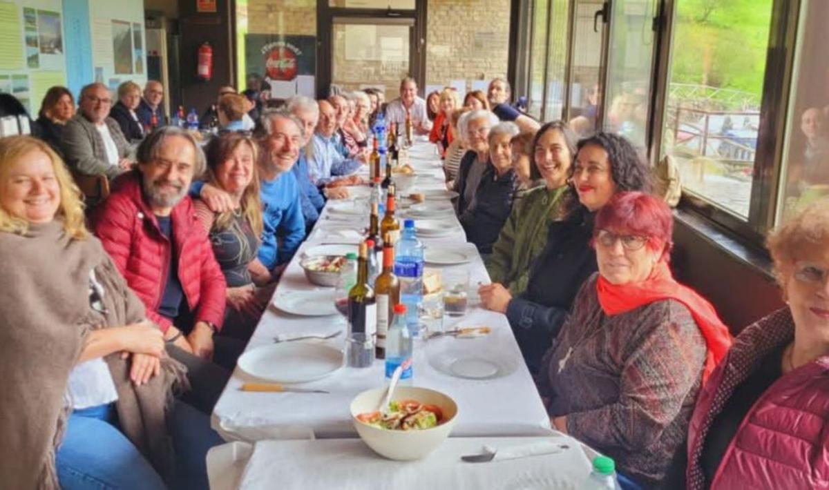 A la izquierda, la comida, en la que se conocieron algunos de los asistentes. A la derecha, Manuel Delgado, que en 1898 se casó en Morcín con Celestina Fernández. | F. D.