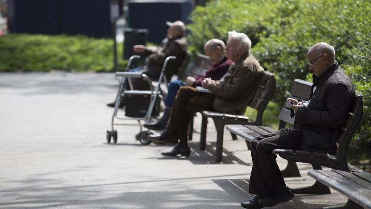 Personas mayores en un parque.