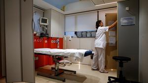 GRAFCAT8310 BARCELONA 22/11/2019.- Una enfermera prepara el box dedicado para la atención a víctimas de agresiones sexuales del Hospital Clínic de Barcelona, que hoy hace balance de todos los casos atendidos este año, en el marco del Día Internacional contra la Violencia contra las Mujeres que se conmemora el próximo lunes. EFE/ Quique García