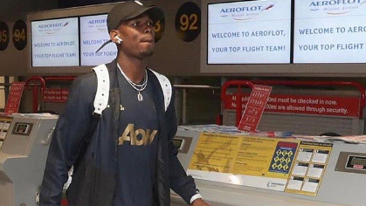 Pogba volvió más tarde de lo previsto a Manchester