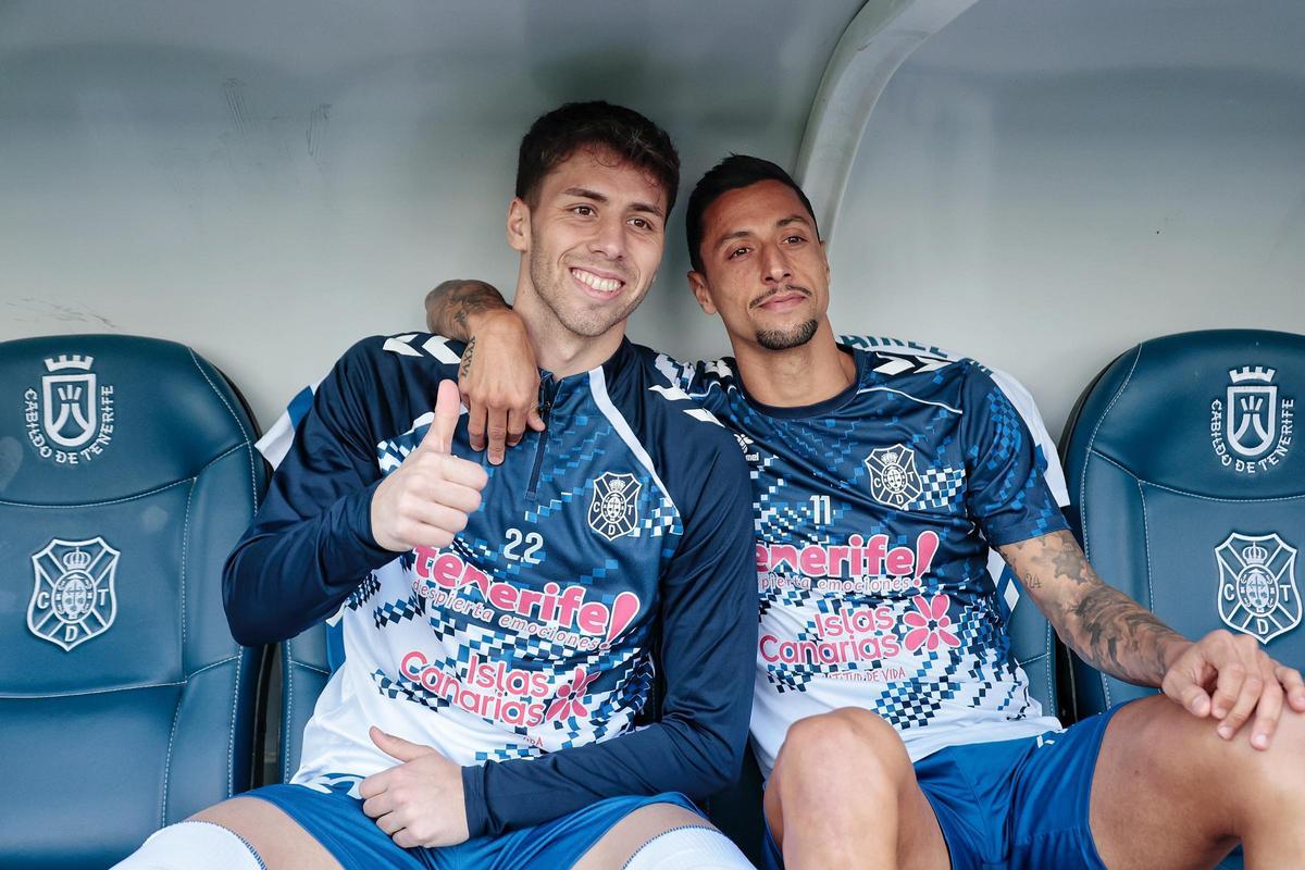 Gastón Valles, junto a Maikel Mesa en el banquillo del Heliodro.