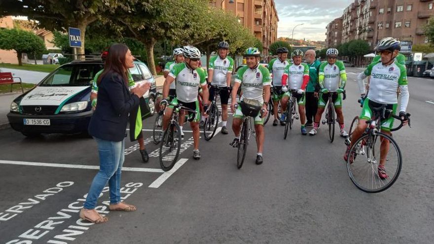 La alcaldesa de Castrillón, Yasmina Triguero, despide en Piedras Blancas a los miembros del club cicloturista en el momento de la salida de su último viaje por etapas a Eysines, hace unos meses.