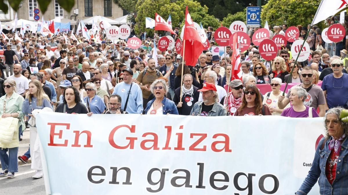 Miles de personas toman as rúas de Santiago en defensa do galego