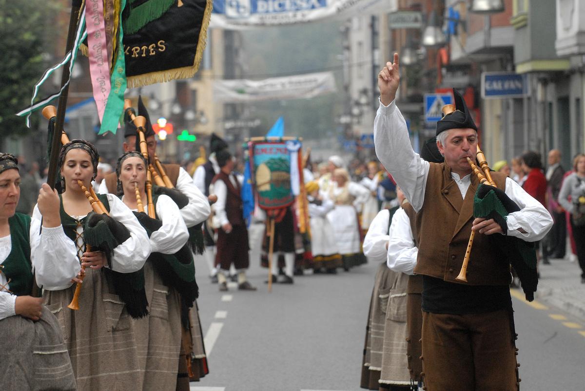 Desfile de gaiteros por Pola de Laviana.