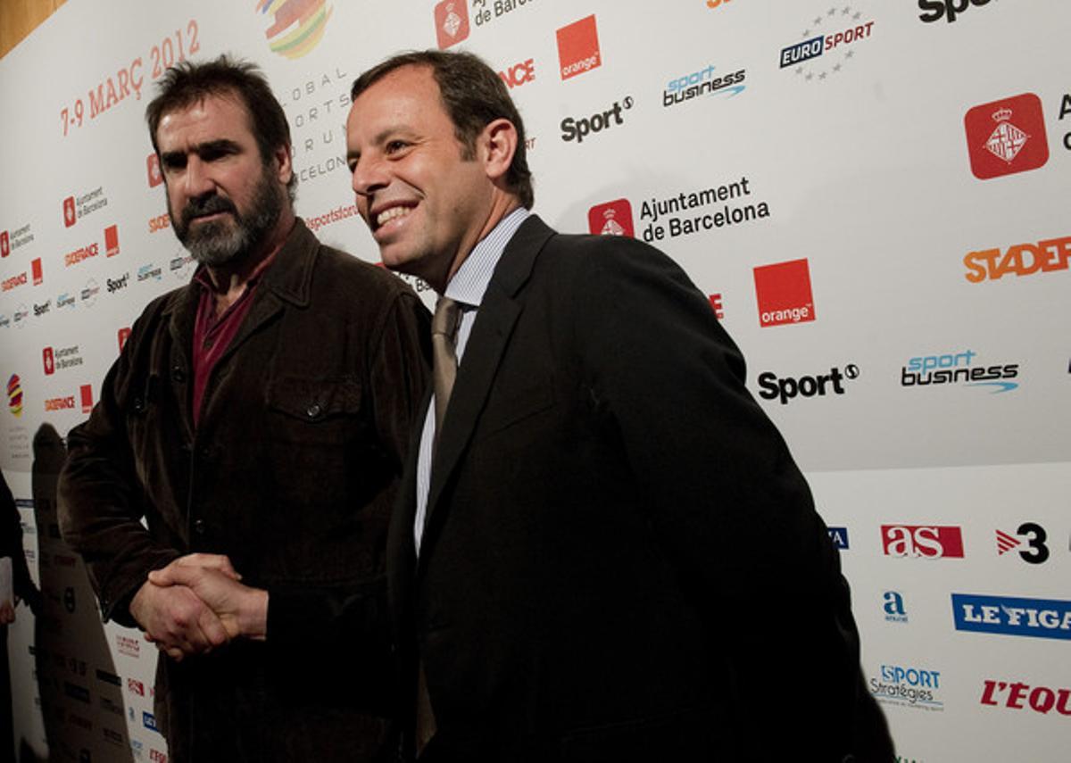 Sandro Rosell saluda l’exfutbolista francès Eric Cantona, aquest dijous a Sant Joan Despí, en el marc del Global Sports Forum. Sandro Rosell saluda l’exfutbolista francès Eric Cantona, aquest dijous a Sant Joan Despí, en el marc del Global Sports Forum.