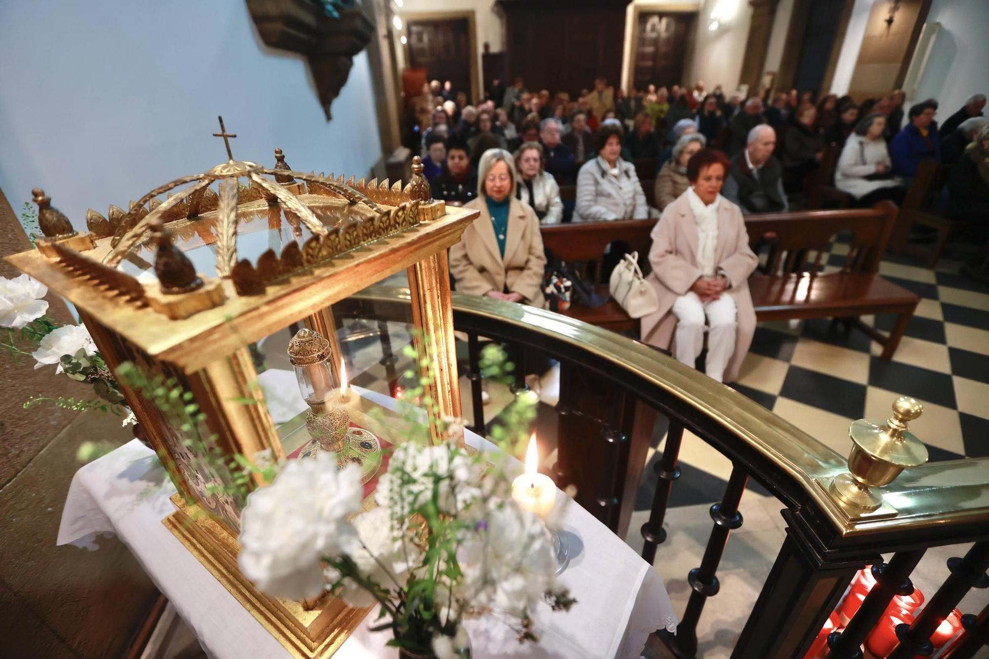 El monasterio de Las Pelayas celebra San Blas con cuatro misas y vendiendo sus tradicionales rosquillas.