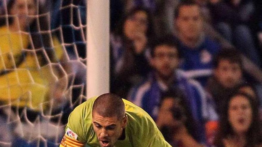 Valdés cae encima de Bruno tras despejar un balón con los puños. / 13fotos