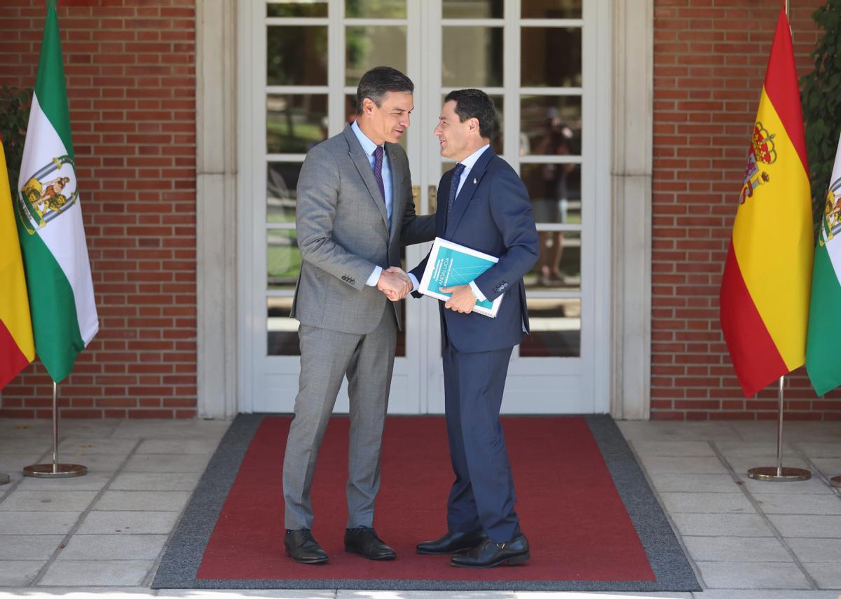El presidente del Gobierno, Pedro Sánchez (i), recibe al presidente de la Junta de Andalucía, Juanma Moreno Bonilla (d), en el Palacio de La Moncloa, a 28 de julio de 2022, en Madrid (España).