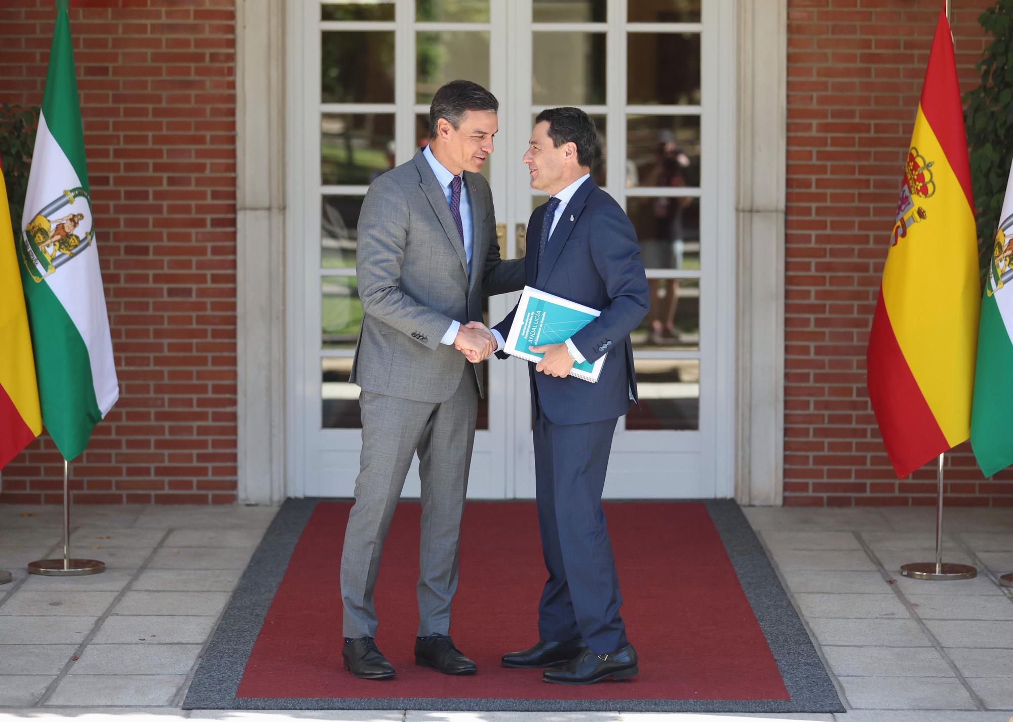 El presidente del Gobierno, Pedro Sánchez (i), recibe al presidente de la Junta de Andalucía, Juanma Moreno Bonilla (d), en el Palacio de La Moncloa, a 28 de julio de 2022, en Madrid (España).