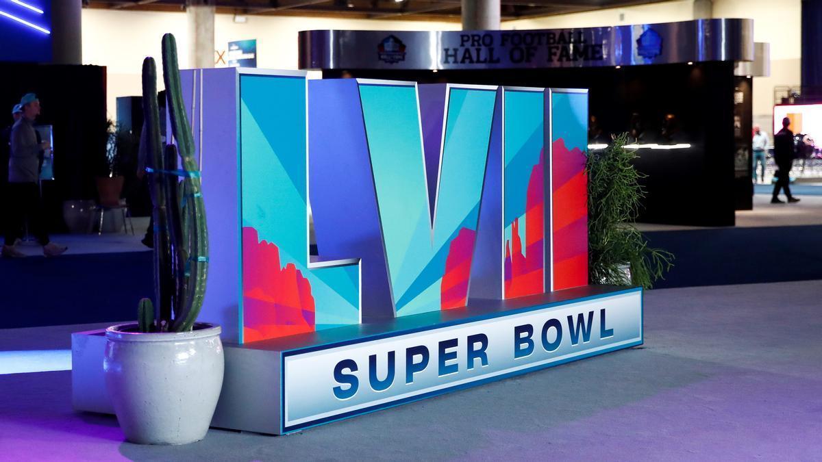 El logo de la Super Bowl LVII en la exhibición durante la Experiencia NFL en el Centro de Convenciones de Phoenix, Arizona, EEUU, el 9 de febrero de 2023.