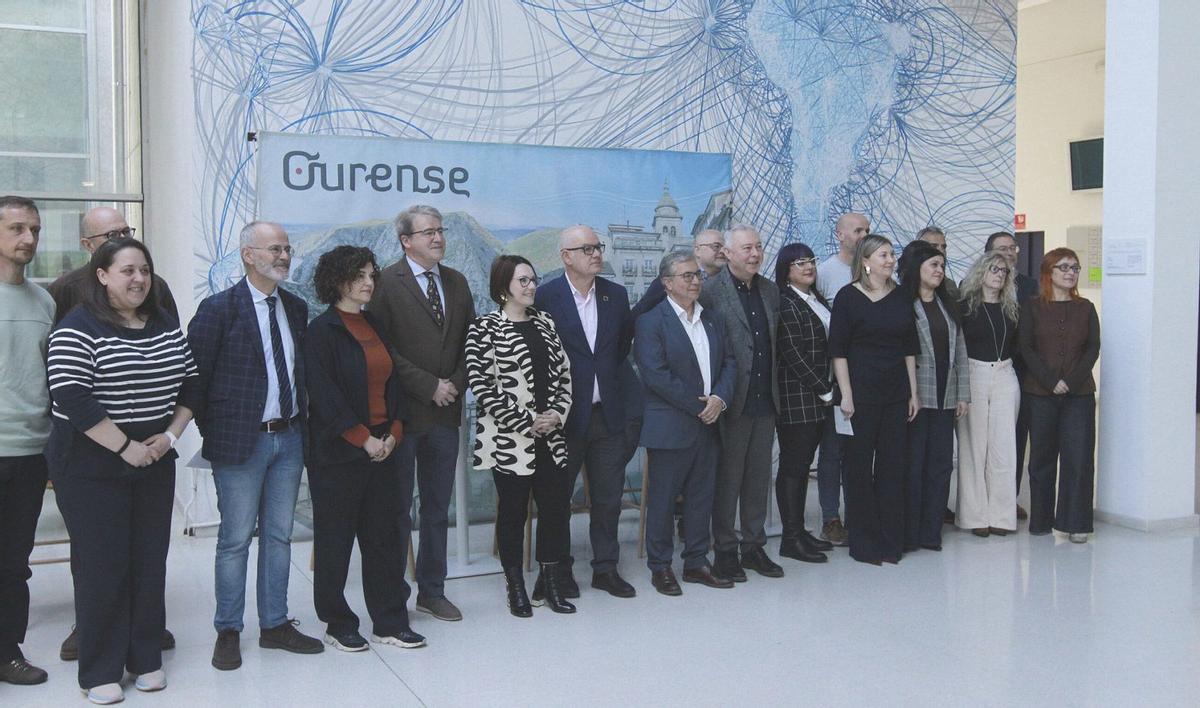 Representantes de las administraciones y campus con los emprendedores  que recibieron su diploma tras  formarse  en Ourense Termal . | IÑAKI OSORIO