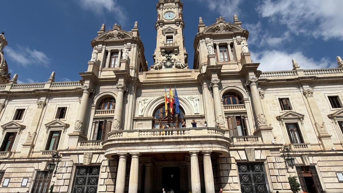 Las banderas ondearán a media asta en el Ayuntamiento de València.