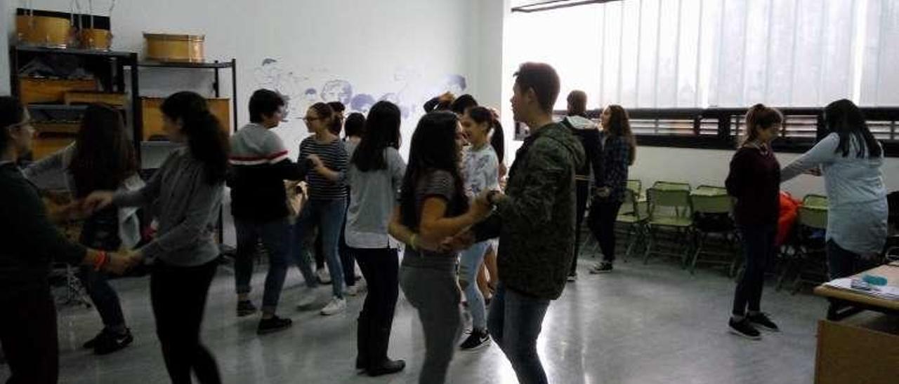 Arte, ciencia y baile para rebajar la tensión  |  Los recreos en el instituto de Sanxenxo se han convertido en una academia de actividades. Cada alumno elige y conviven varios cursos, de 1º a 4º de ESO. Este proyecto ha conseguido eliminar discusiones de patio.