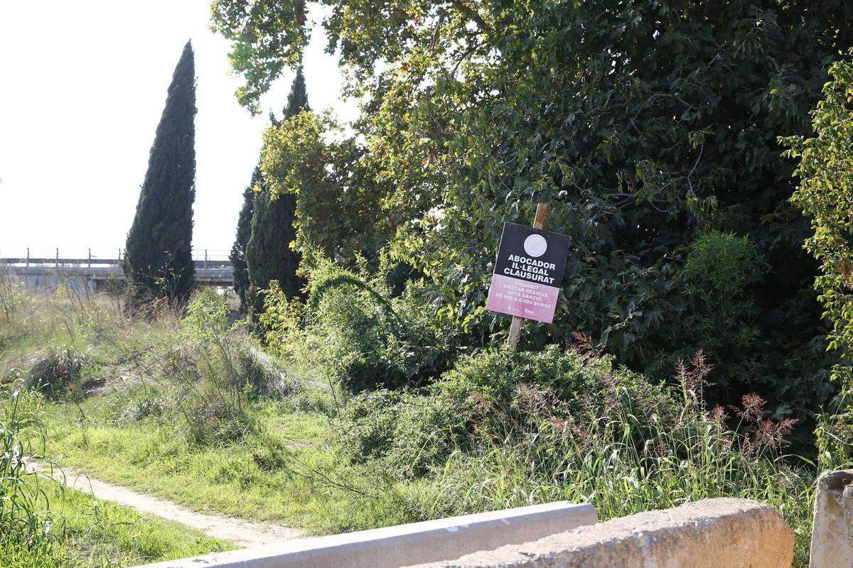 Los vertederos ilegales proliferan en algunas zonas periurbanas de municipios como Montcada i Reixac