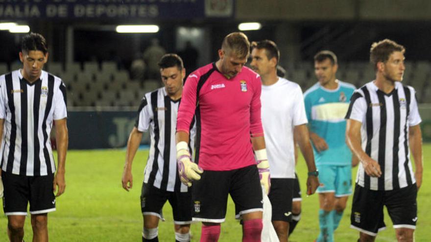 Los futbolistas del Cartagena abandonan el campo cabizbajos durante un encuentro de esta temporada.