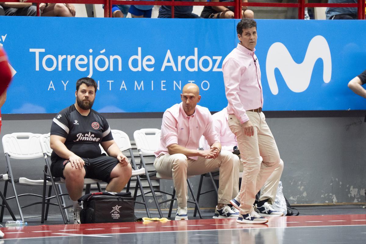 Duda, contrariado en el banquillo