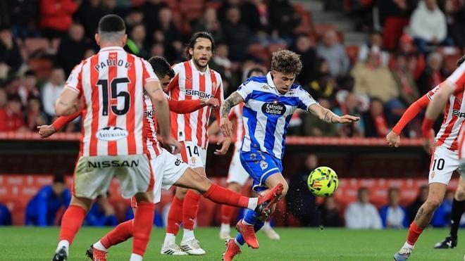 Con el Deportivo en el alambre, juego revuelto y mágica solución