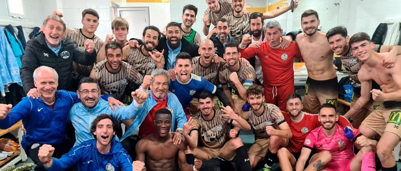 Los futbolistas y el cuerpo técnico del Ciudad de Lucena celebran el triunfo ante el Coria.
