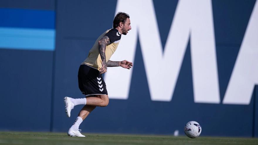 Calero reaparece en los entrenamientos del Málaga CF junto a Aznou, Dotor y Pastor