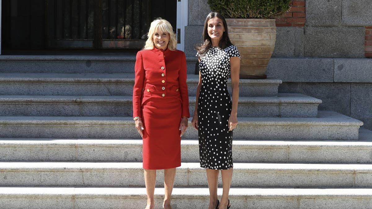 La reina Letizia brilla con un vestido de lunares 'flamenco' de estreno