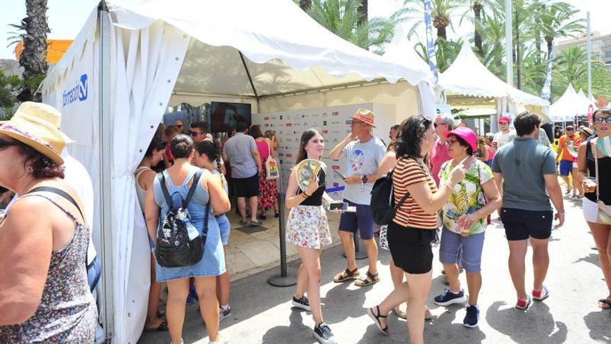 Ambiente en el racó de Información TV en el Paseo de la Estación.