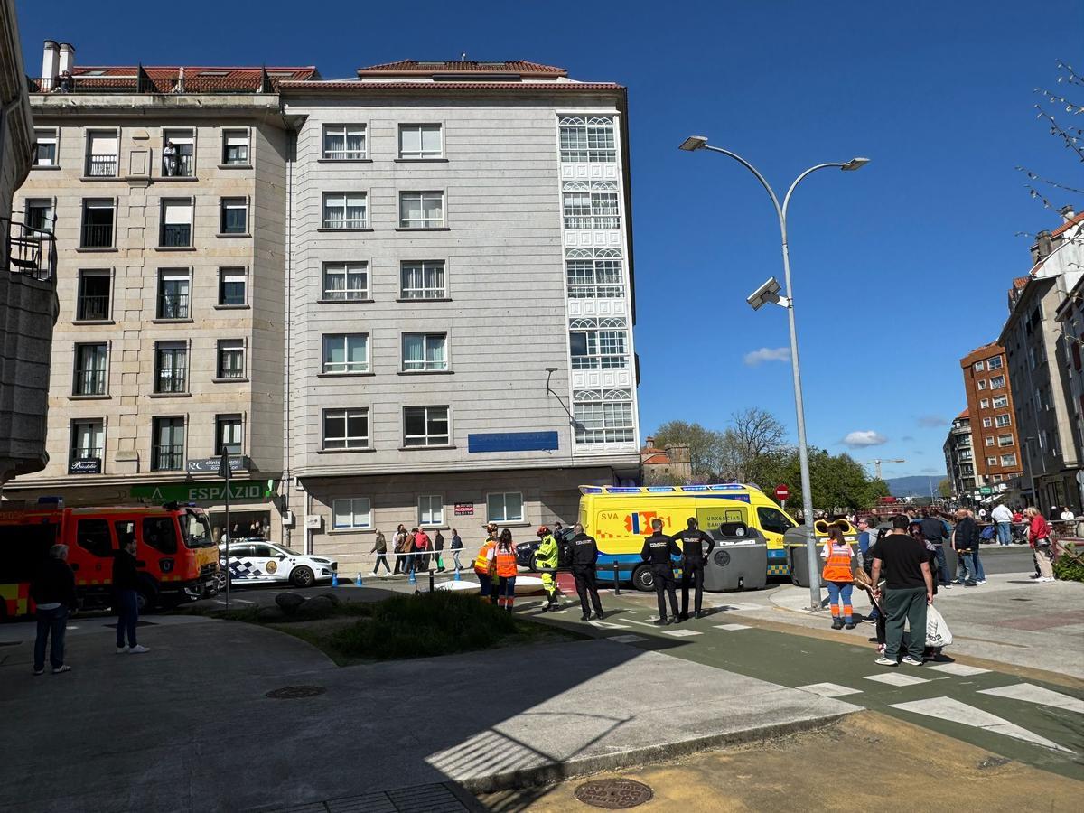 El dispositivo sanitario a los pies del edificio donde ocurrió el suceso.
