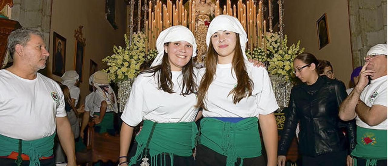 Adriana Medina y Tania Cantallops, el domingo, antes de llevar a la Virgen de la Esperanza de Vegueta.