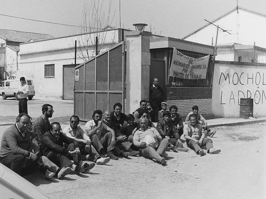 Protesta sindical en la antigua factoría de muebles Mocholí durante la primera gran crisis del sector en la democracia