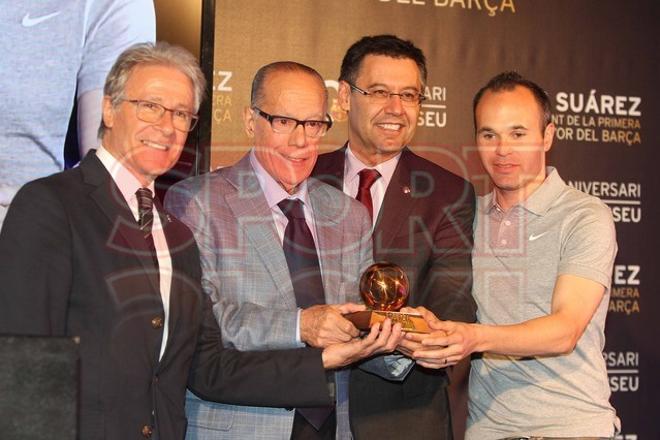 Luis Suárez hace entrega de su Balón de Oro al Museo del FC Barcelona