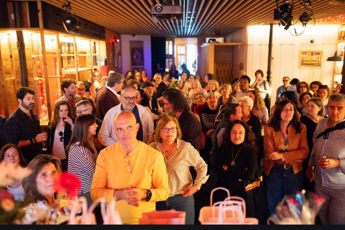 Participantes en el vermut solidario celebrado en el Riquela Club de Santiago.
