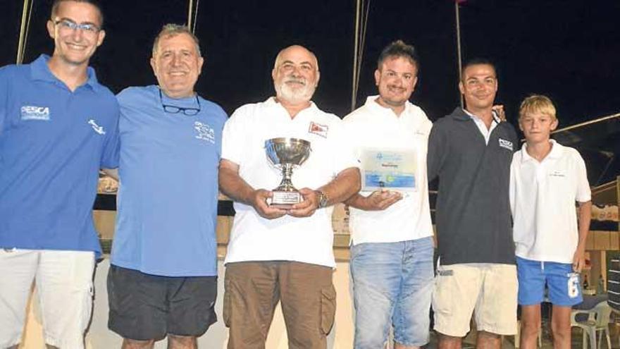 Los vencedores posan el pasado sábado en el Port de Pollença.