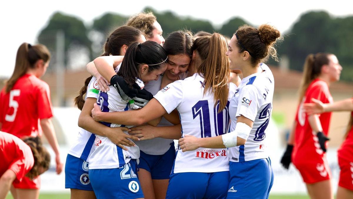 Las jugadoras del Zaragoza CFF celebran un gol durante un partido esta temporada.