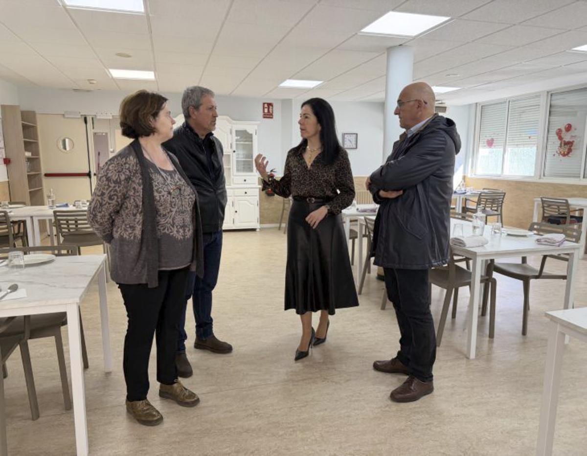 La diputada Ibort en la visita a la residencia de Sariñena.